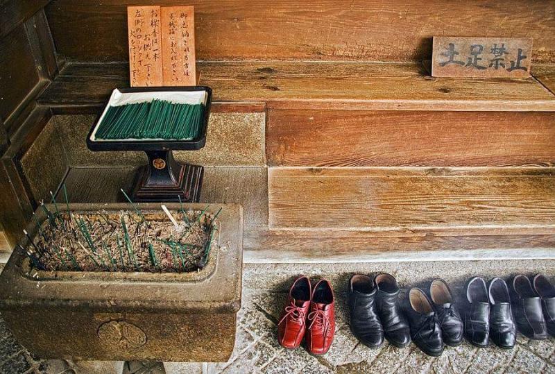 Non permettete a nessuno di entrare nel vostro Tempio con le scarpe sporche.